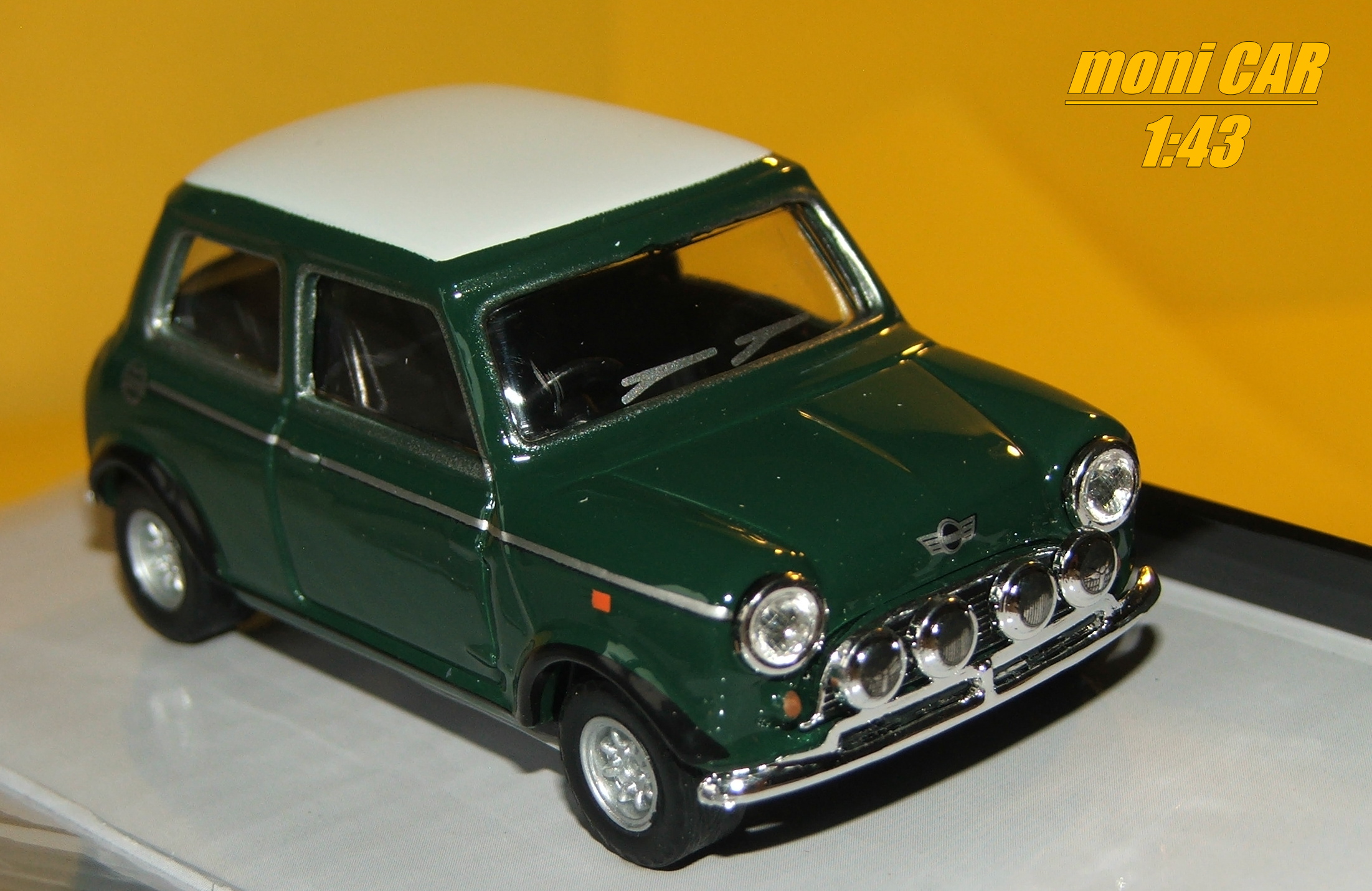 AUSTIN MINI COOPER WITH RACING SPORTLIGHTS (1:43) Cararama