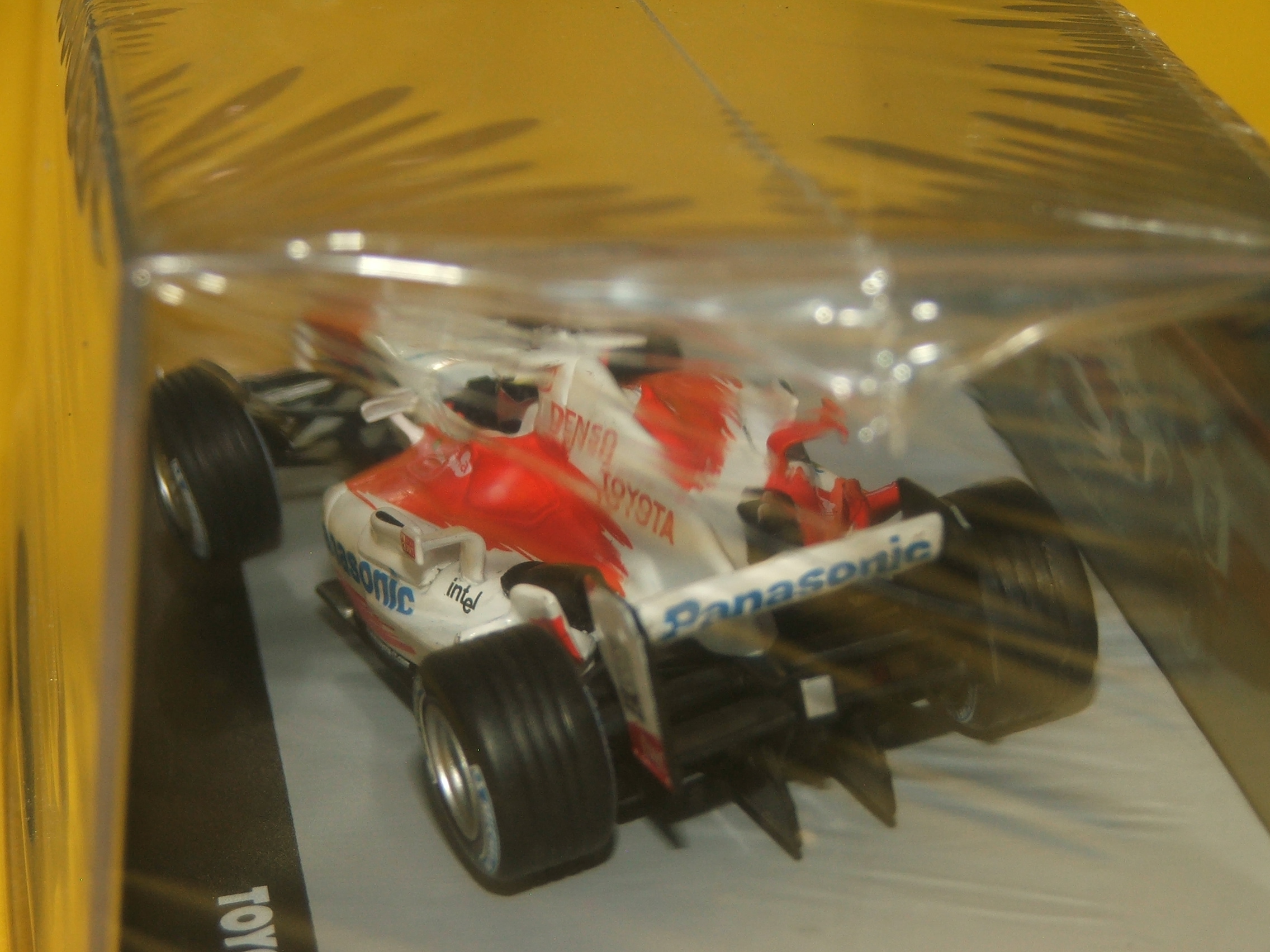 TOYOTA TF104B No.17 Ricardo Zonta VC Brazílie 2004 (1:43) Altaya/IXO
